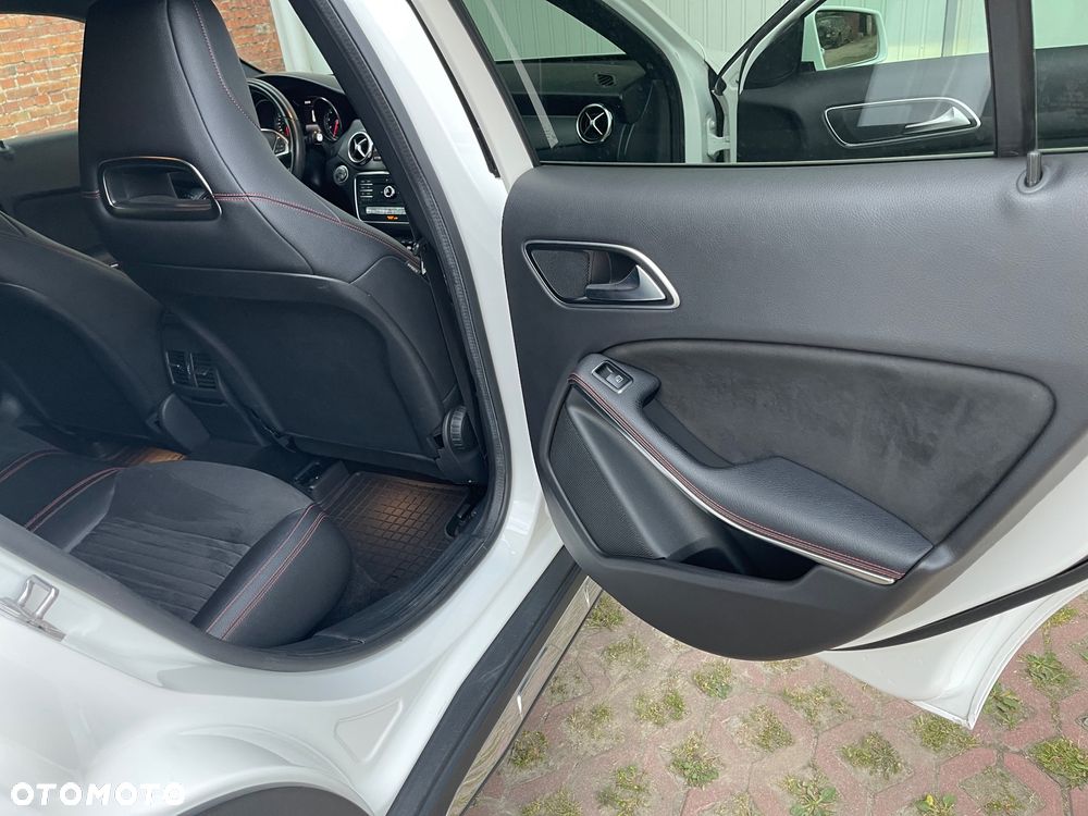 Mercedes-Benz GLA 200 7G-DCT - 22