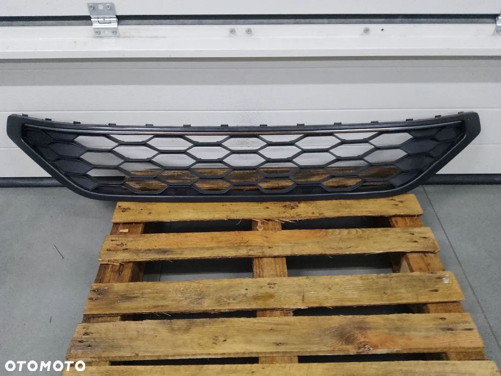 KRATKA ZDERZAKA ŚRODKOWA PRZÓD VW PASSAT B8 R-LINE - 2