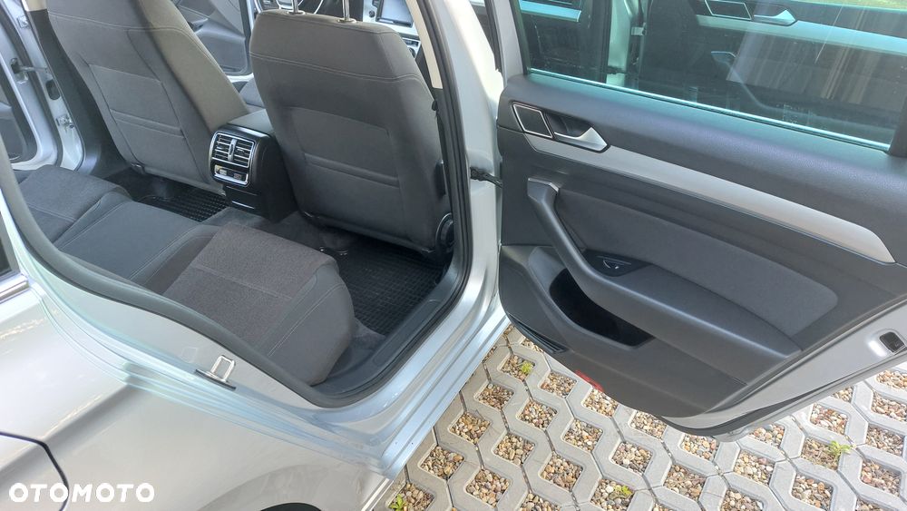 Volkswagen Passat - 32