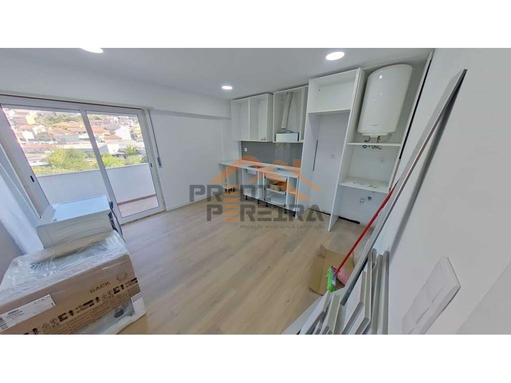 Situado em Odivelas, T1+1 com varanda, remodelado. - Grande imagem: 3/20