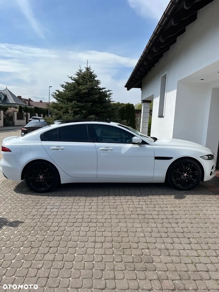 Jaguar XE 2.0 P250 R-Dynamic SE - 1