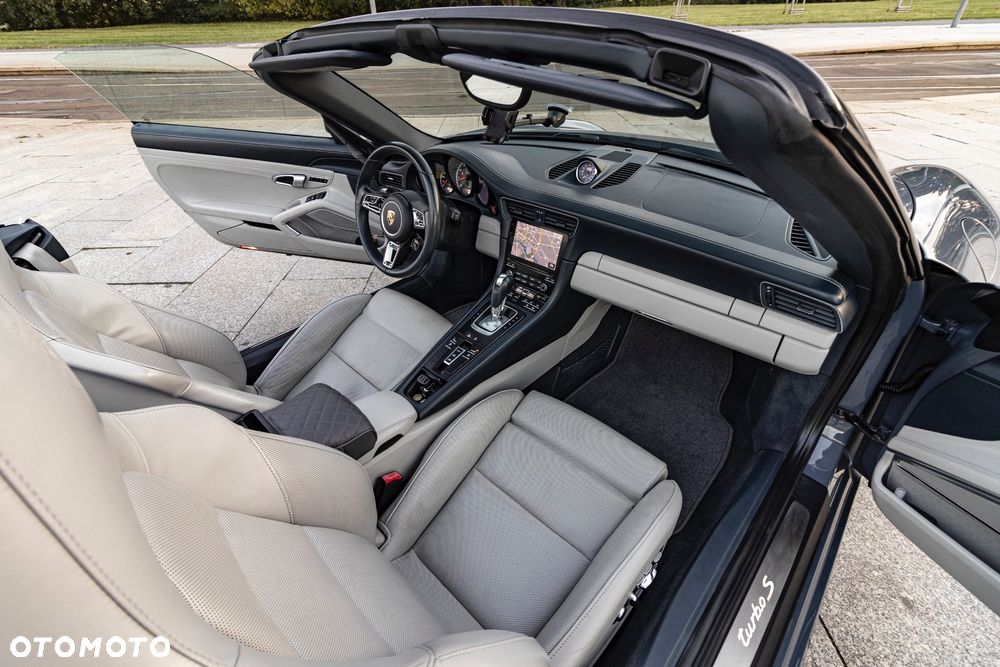 Porsche 911 Turbo S Cabrio - 34