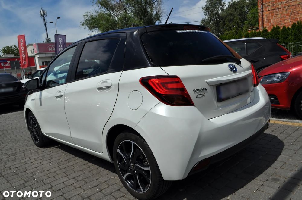 Toyota Yaris Hybrid 100 Selection Platinum - 13