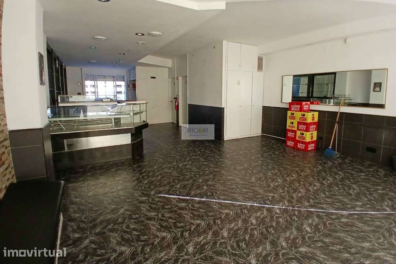 Loja de 66m2 mobilada como café na cidade da Maia - Grande imagem: 2/15