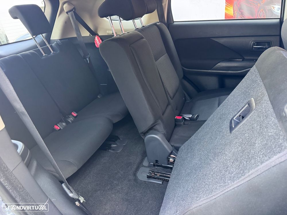 Mitsubishi Outlander 2.2 DI-D Instyle Navi 4WD - 23