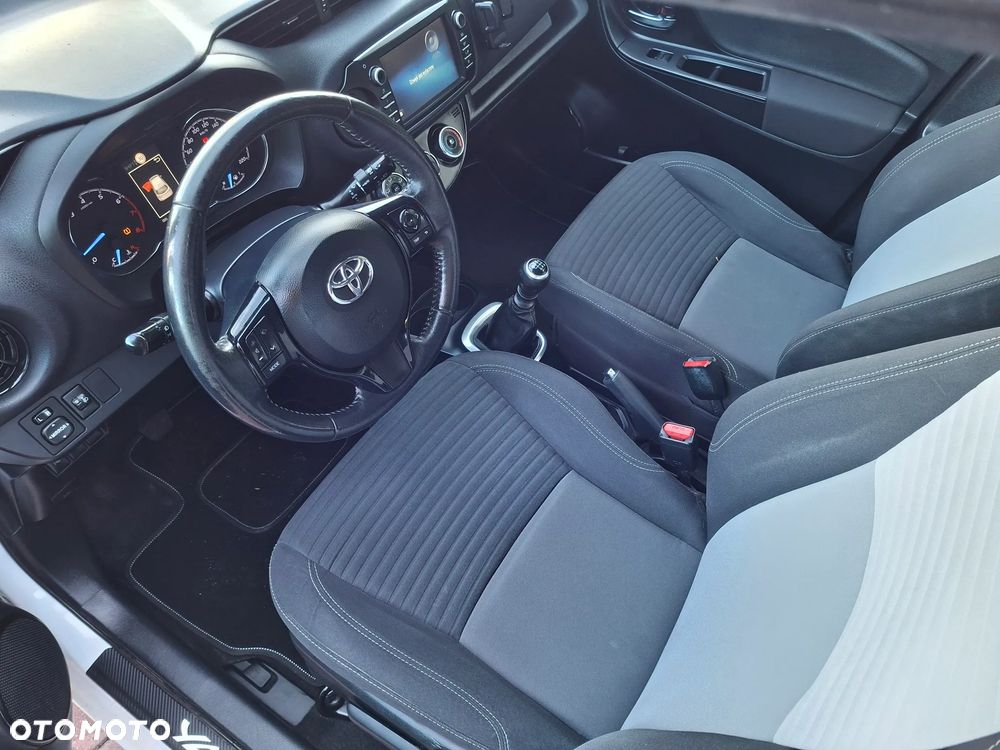 Toyota Yaris 2017 photo 2