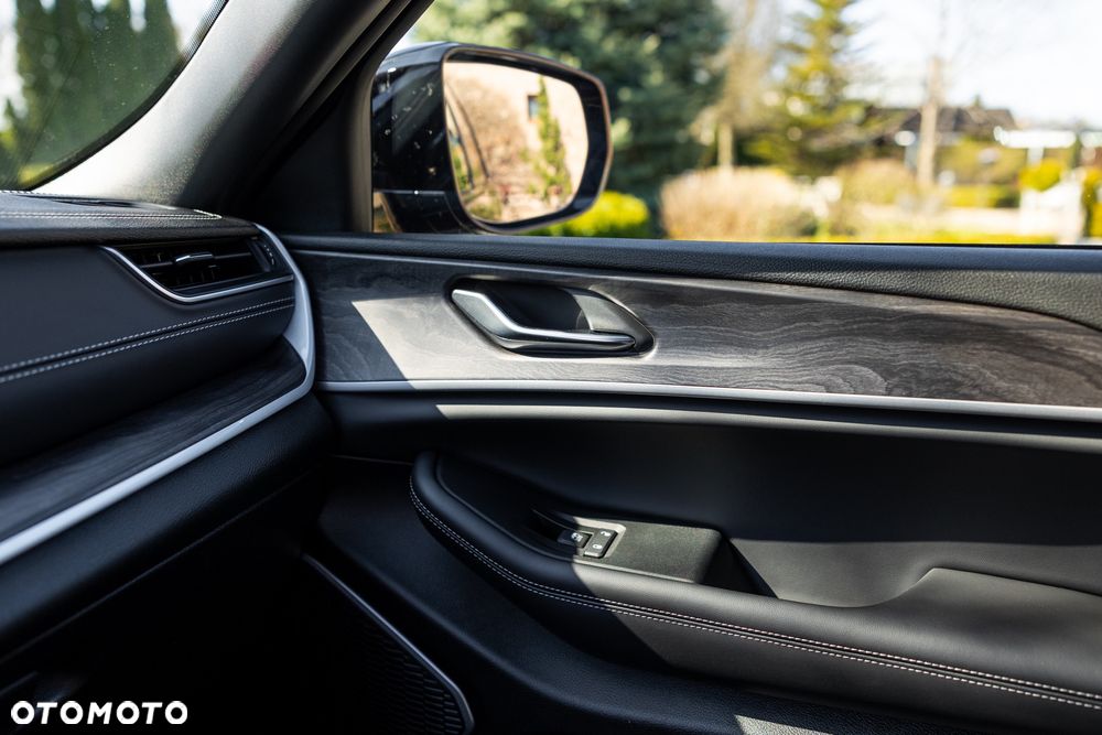 Jeep Grand Cherokee - 38