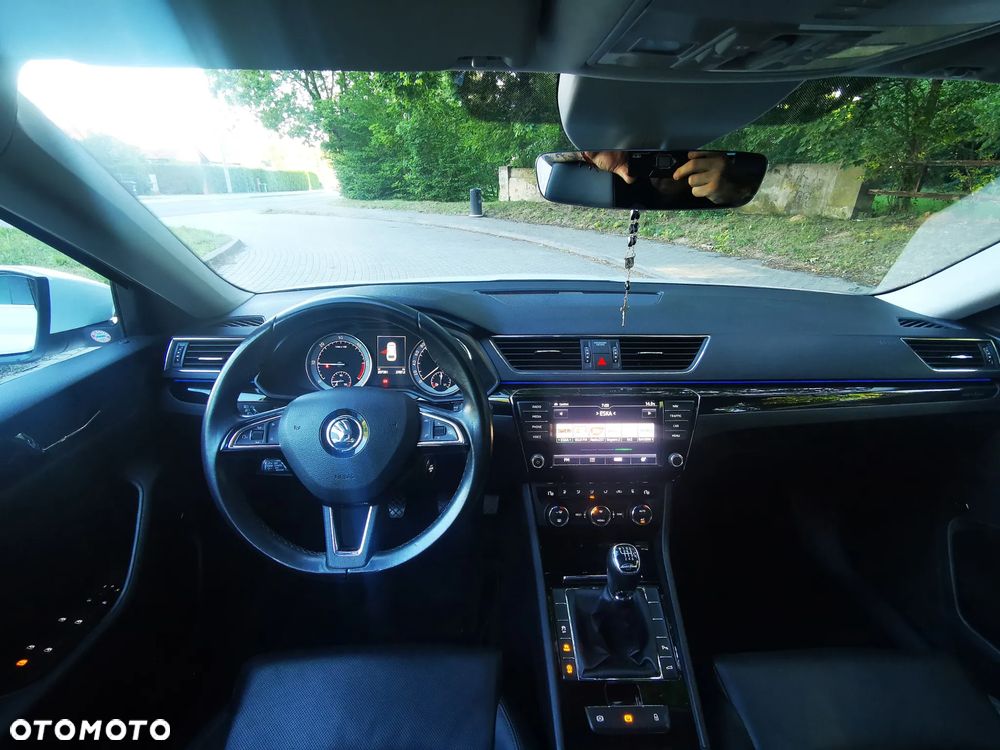 Skoda Superb 2.0 TDI Premium Edition - 6