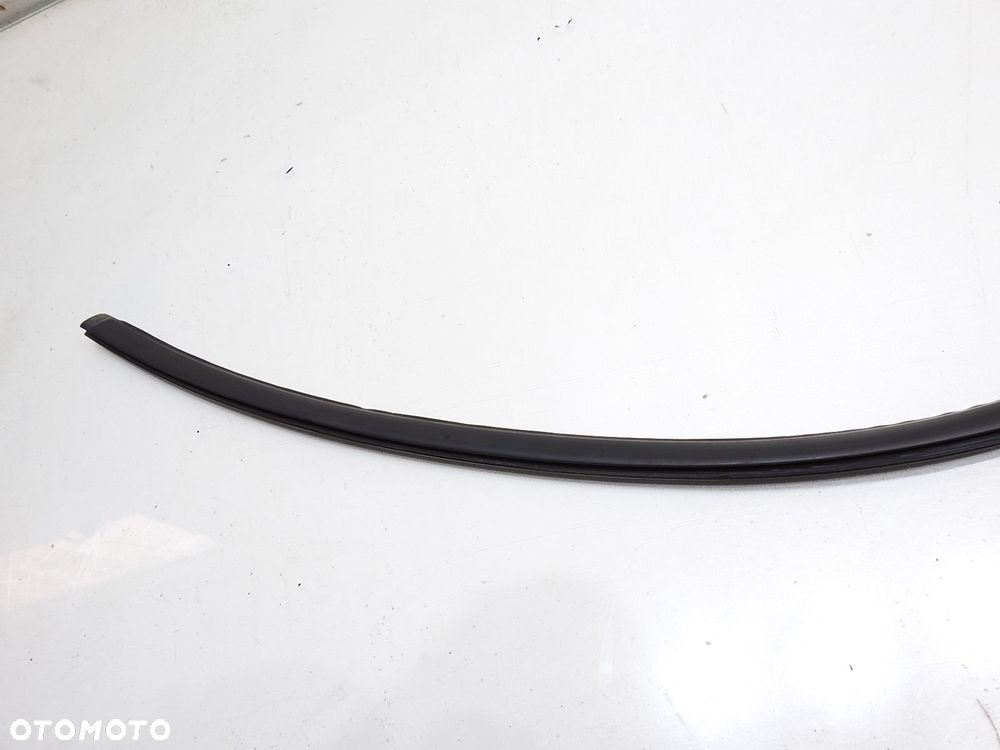 USZCZELKA SZYBY CZOŁOWEJ GÓRNA MERCEDES W203 - 2