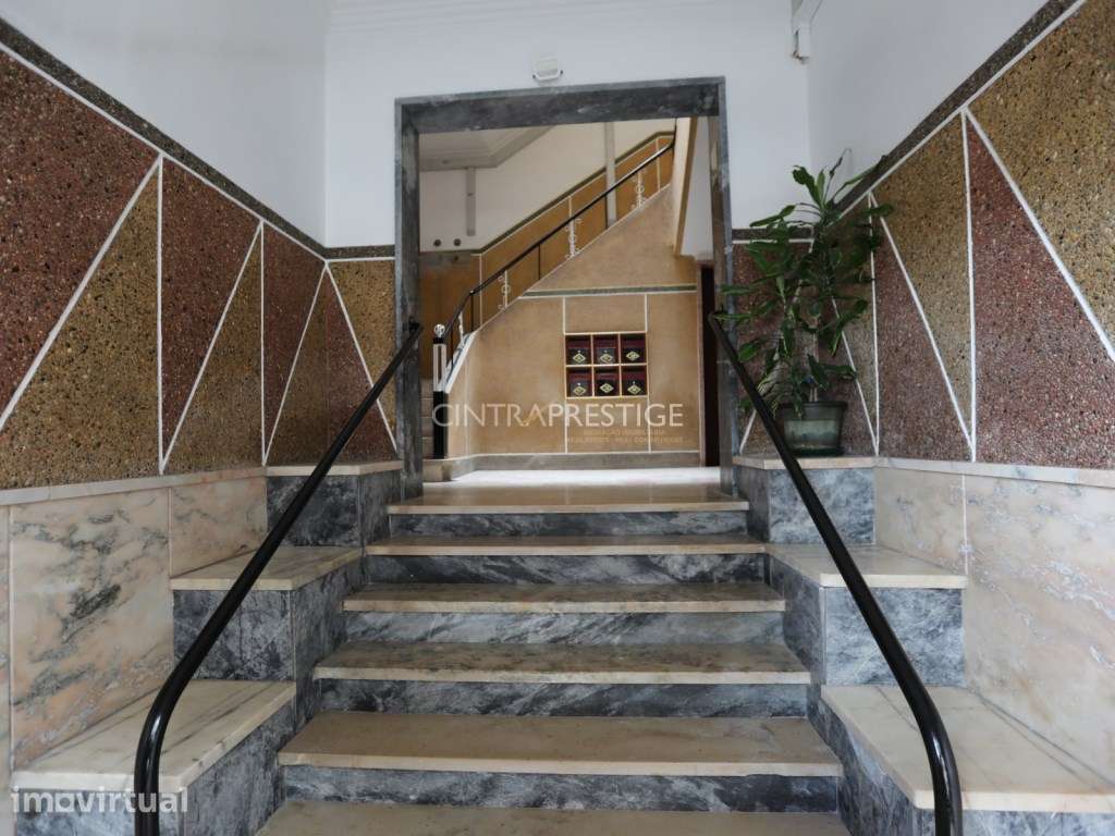 Arrendamento | Apartamento T2 com Logradouro e Arrecadação - Queluz. - Grande imagem: 2/27