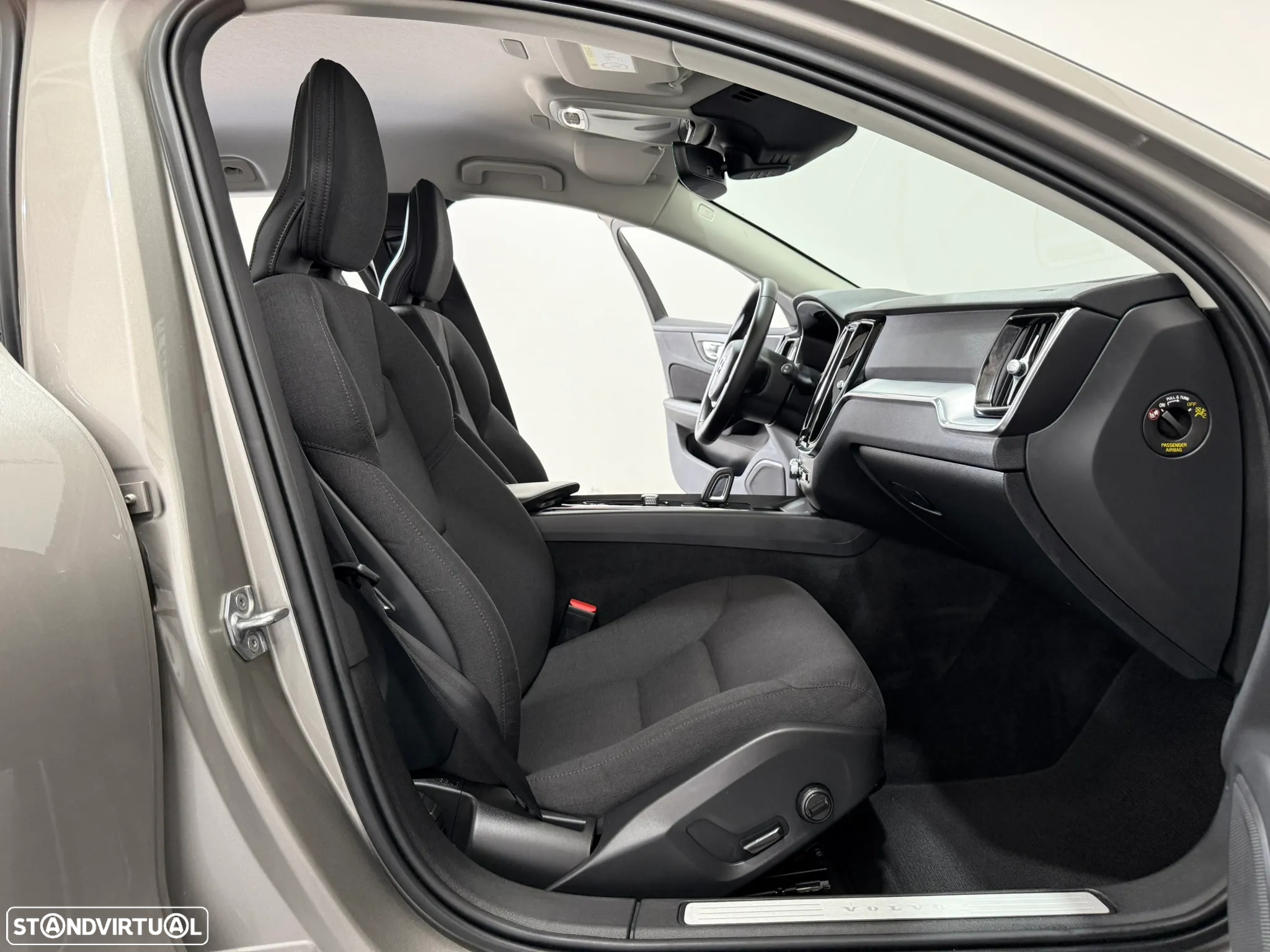 Volvo V60 2.0 B4 Momentum Geartronic - 36