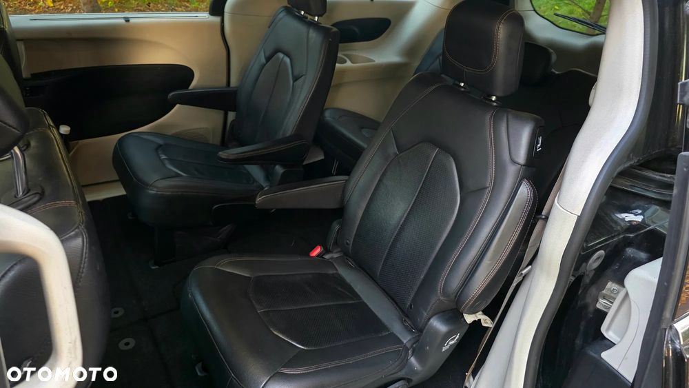 Chrysler Pacifica - 11