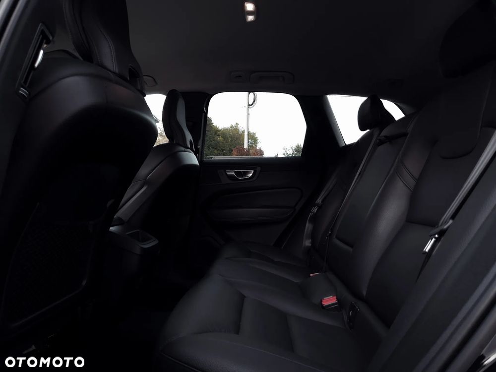 Volvo XC 60 B4 D AWD Plus Dark - 23