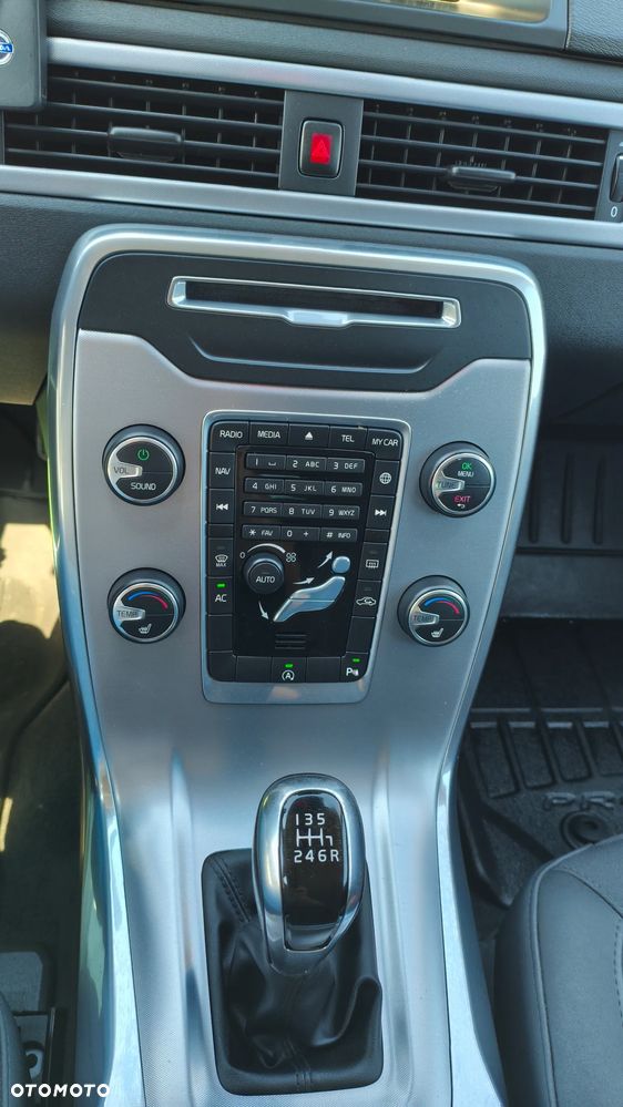 Volvo V70 D2 Momentum - 16