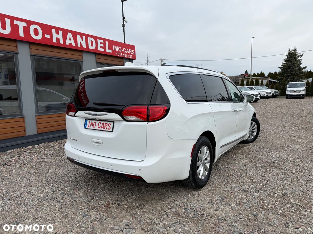 Chrysler Pacifica - 4