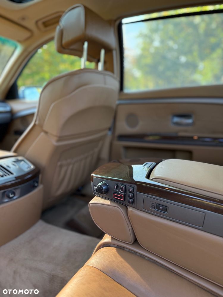 BMW Seria 7 740i L - 8