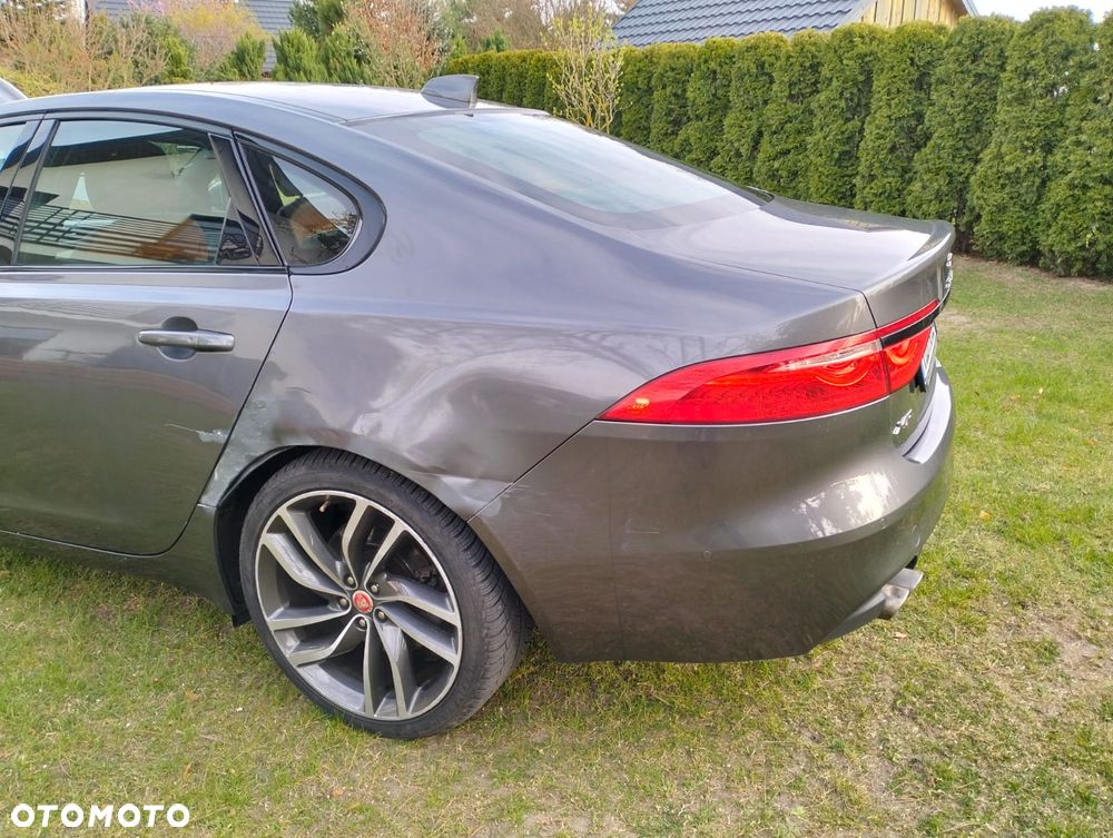 Jaguar XF 20d Portfolio - 15