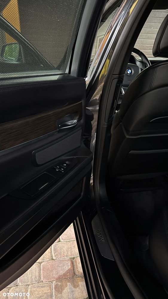 BMW Seria 7 750i xDrive - 28