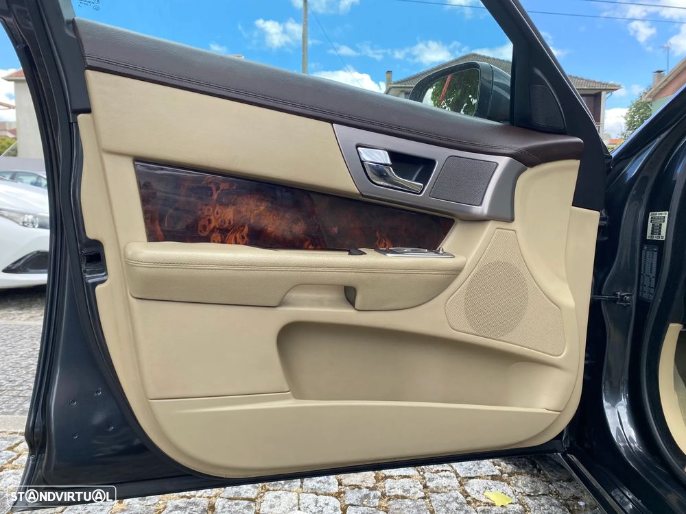 Jaguar XF 3.0 D V6 Premium Luxury - 11