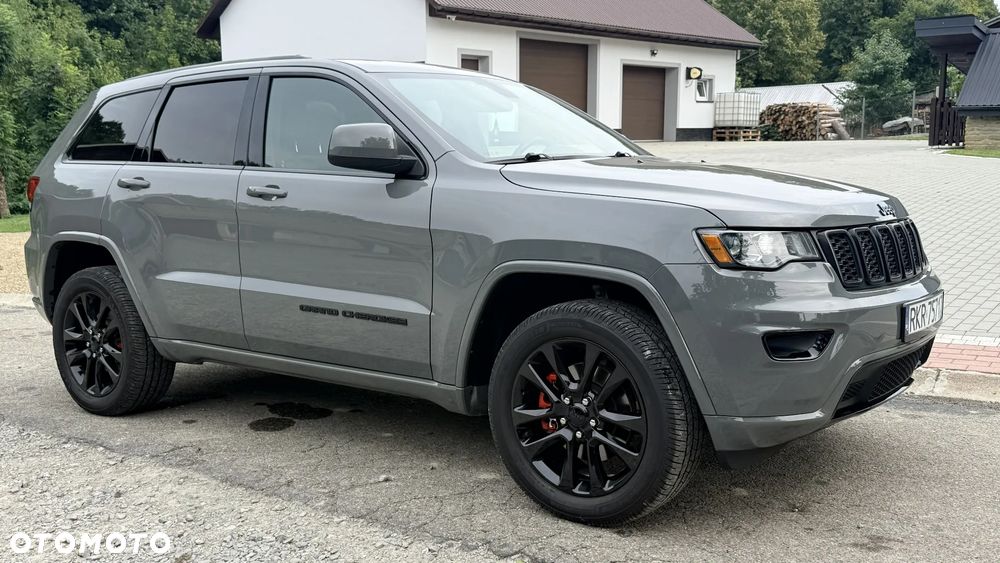 Jeep Grand Cherokee - 23