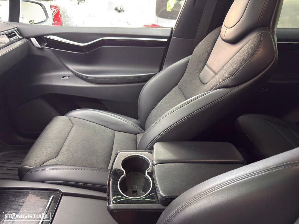 Tesla Model X - 27