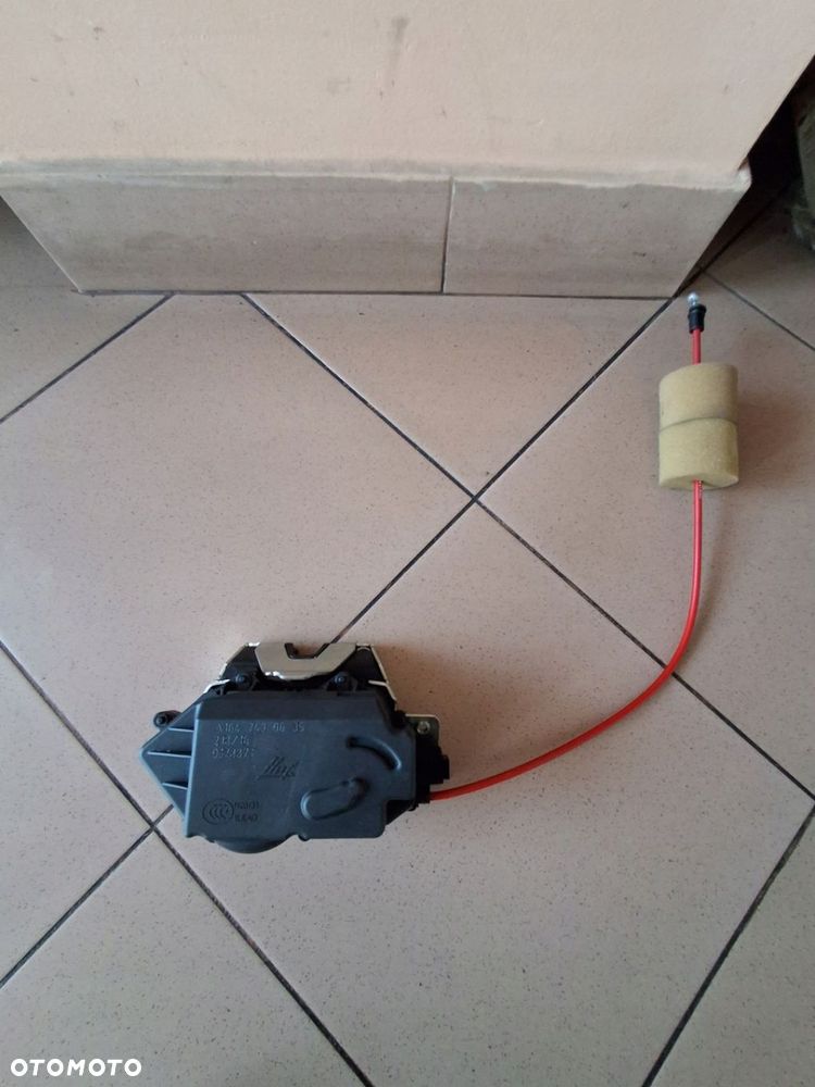 MERCEDES ML W164 zamek klapy tył bagażnika A1647400635 - 1