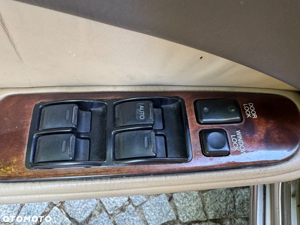 Lexus LS - 23