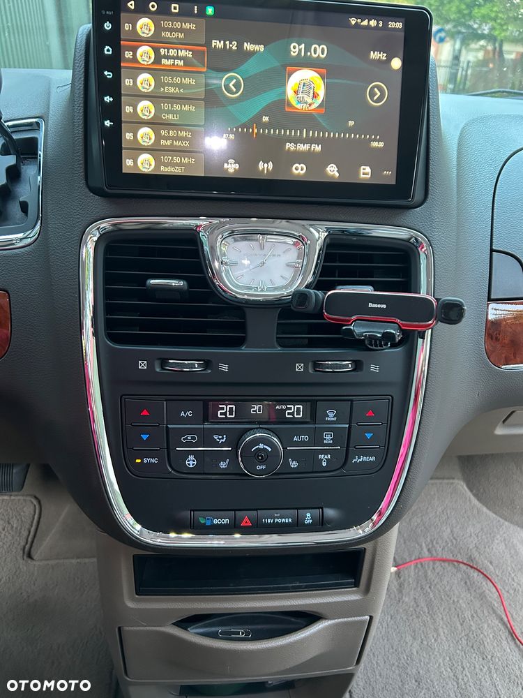 Chrysler Town & Country - 10