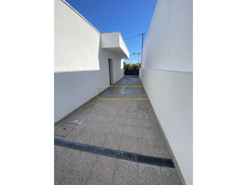 Moradia TÉRREA Nova V2 - TERRENO 220M2 - Grande imagem: 3/9
