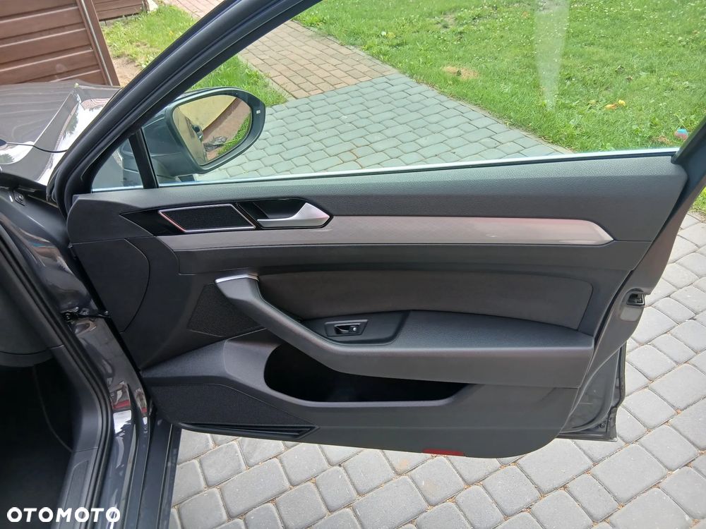 Volkswagen Passat 2.0 TDI SCR Business - 32