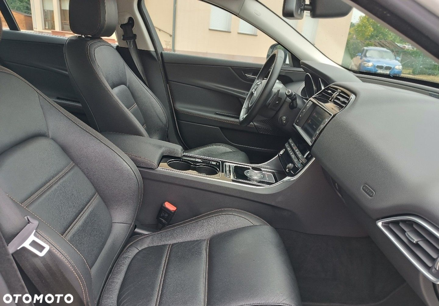 Jaguar XE - 15