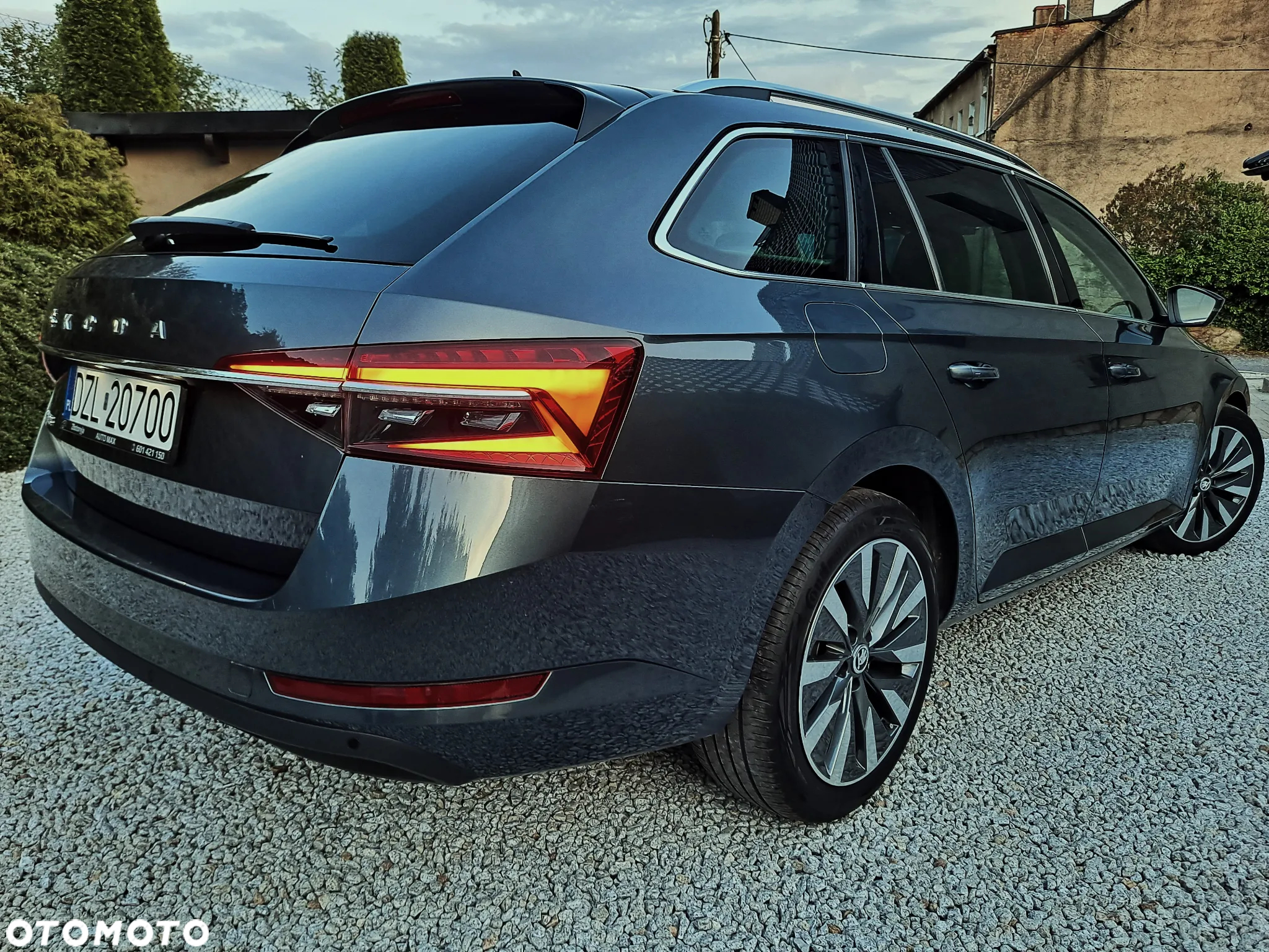 Skoda Superb 2.0 TDI DSG Premium Edition - 9
