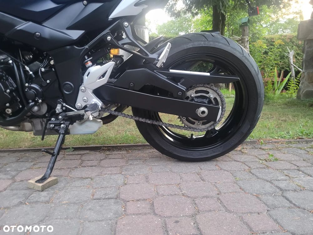 Suzuki GSR - 27