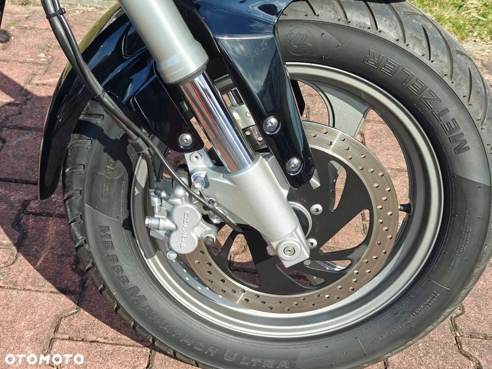 Suzuki Intruder - 11