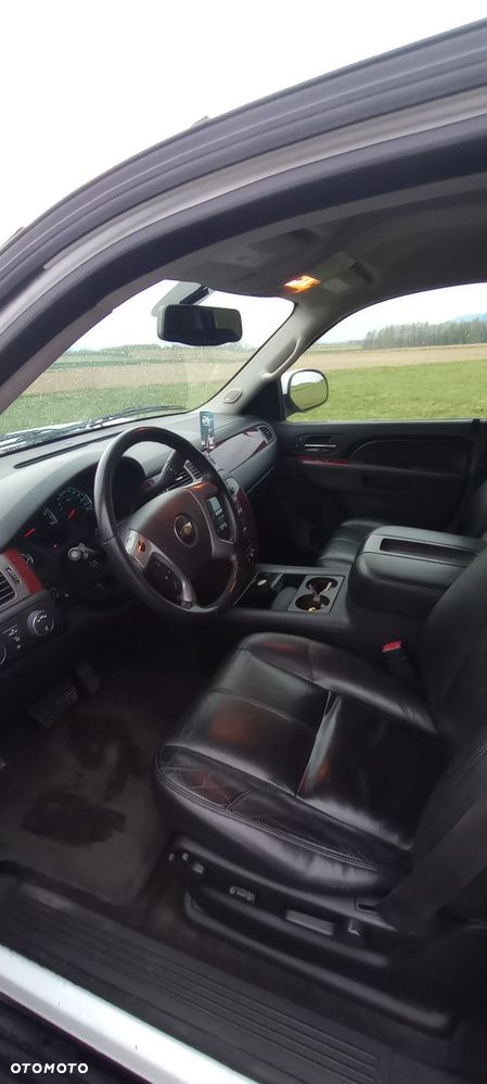 Chevrolet Suburban - 4