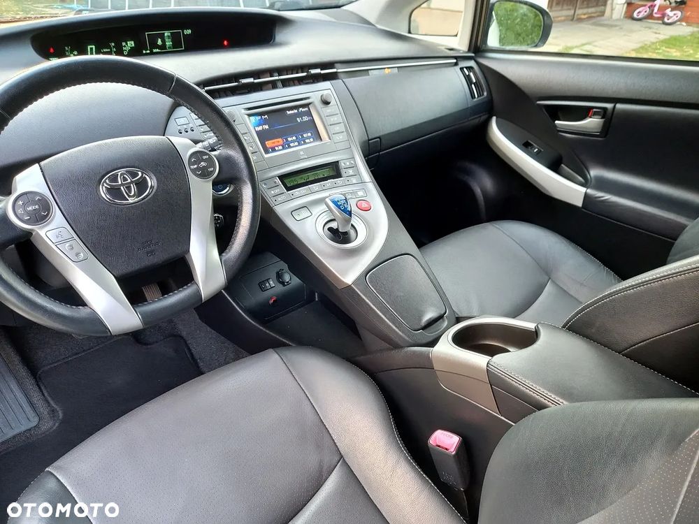 Toyota Prius (Hybrid) Executive - 12