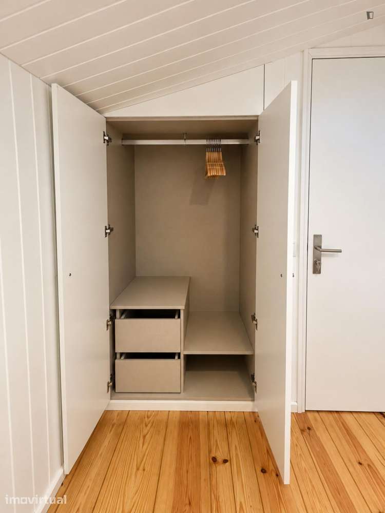 Quarto - localizado em Mafamude Porto - Grande imagem: 2/13