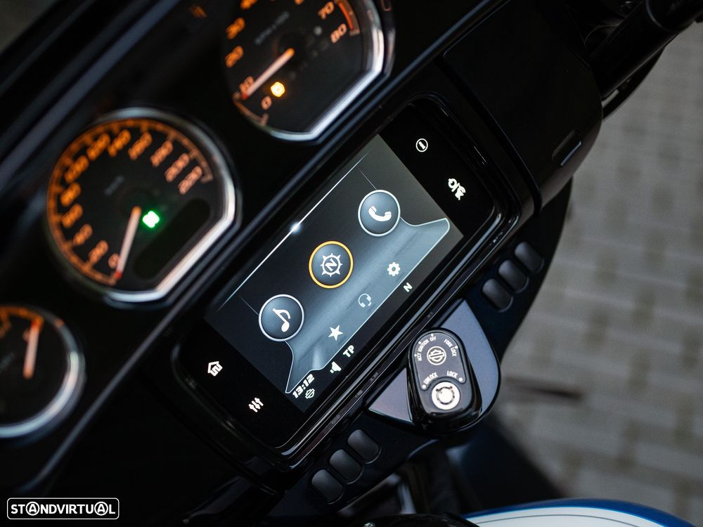 Harley-Davidson FLHXS STREET GLIDE® SPECIAL ARCTIC BLAST™ - 19