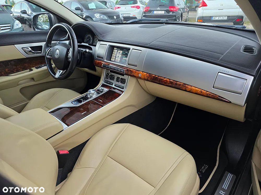 Jaguar XF 2.2 D Premium Luxury - 27