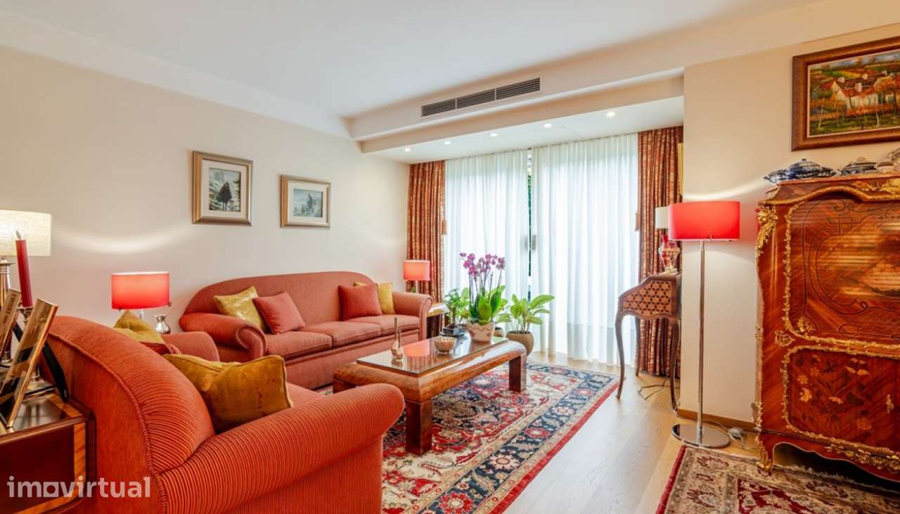 Moradia V4 com jardim em zona privilegiada do Porto - Grande imagem: 3/24