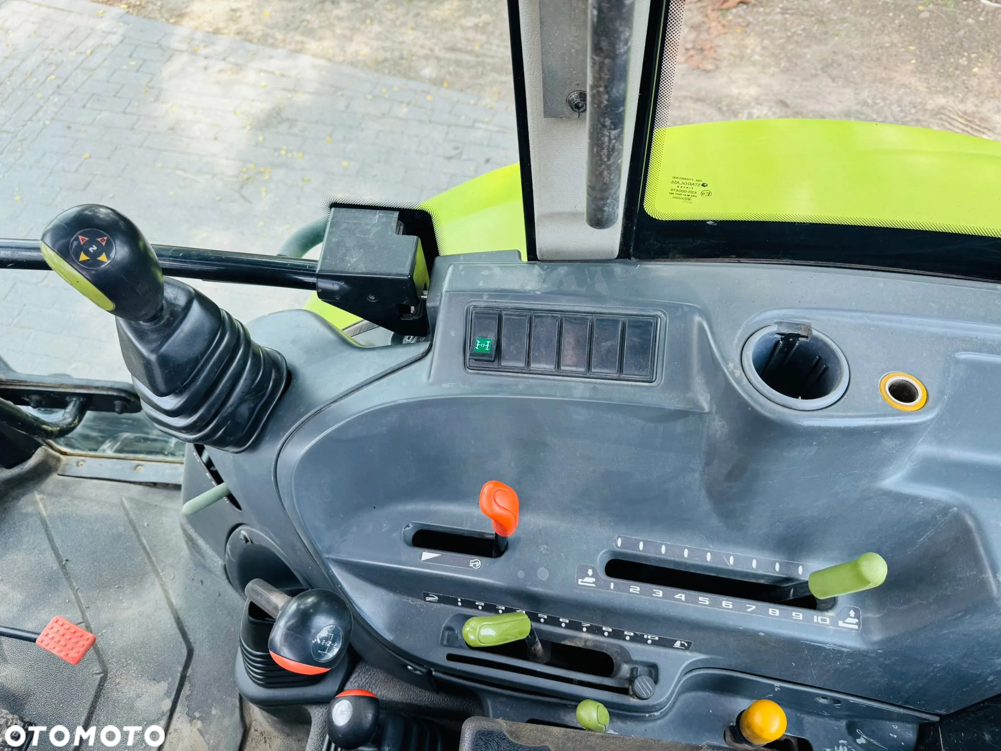 Claas Axos 330 - 12