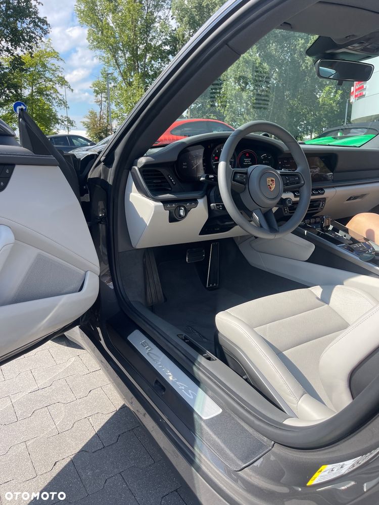 Porsche 911 Carrera 4S - 18