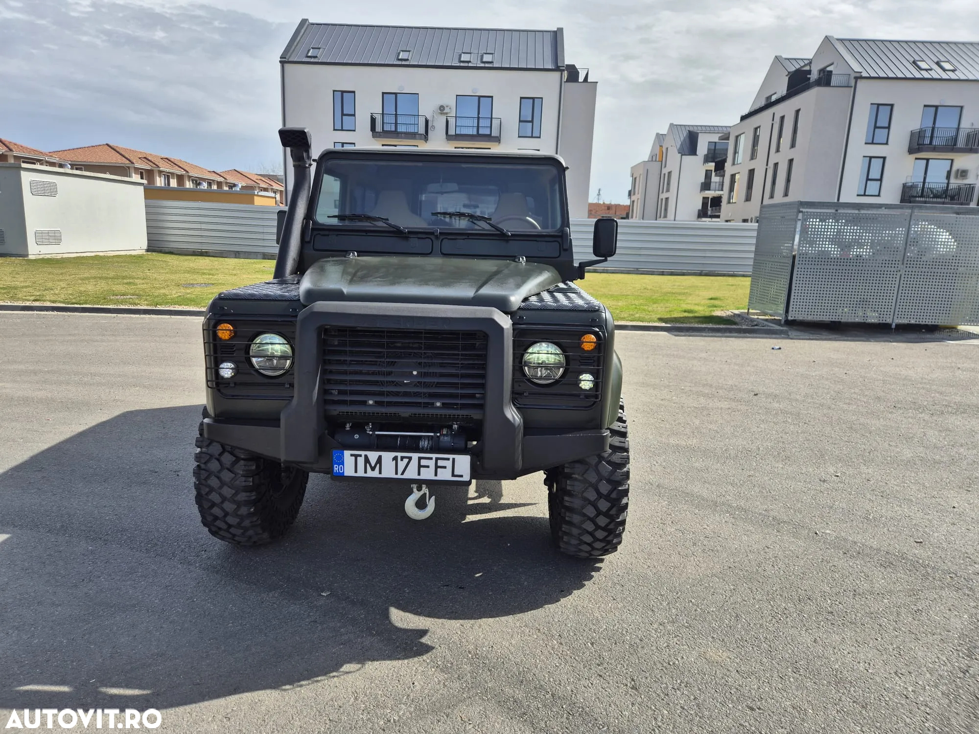 Land Rover Defender 90 County SW - 2