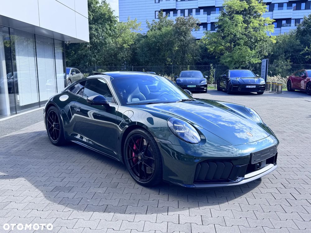 Porsche 911 Carrera 4 GTS - 17