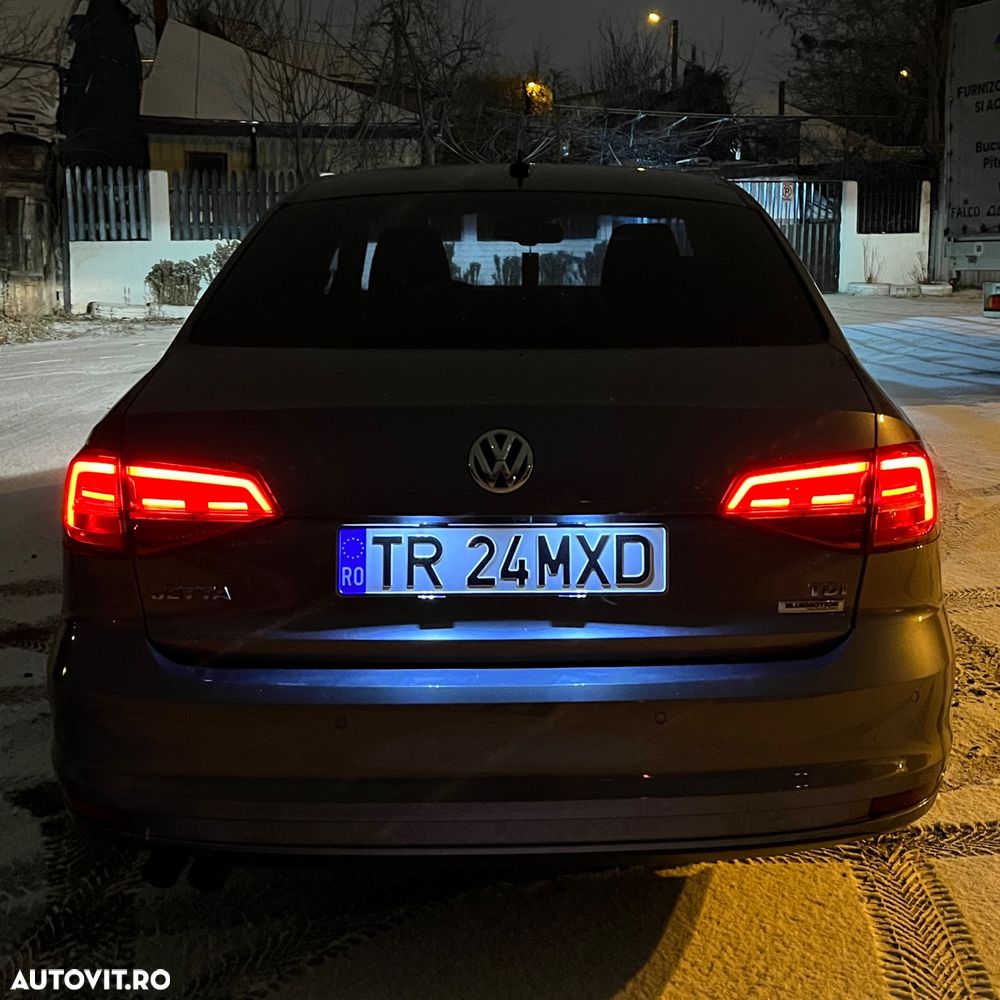 Volkswagen Jetta 2.0 TDI Highline - 11