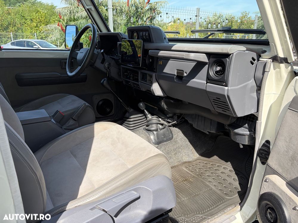 Toyota Land Cruiser - 32