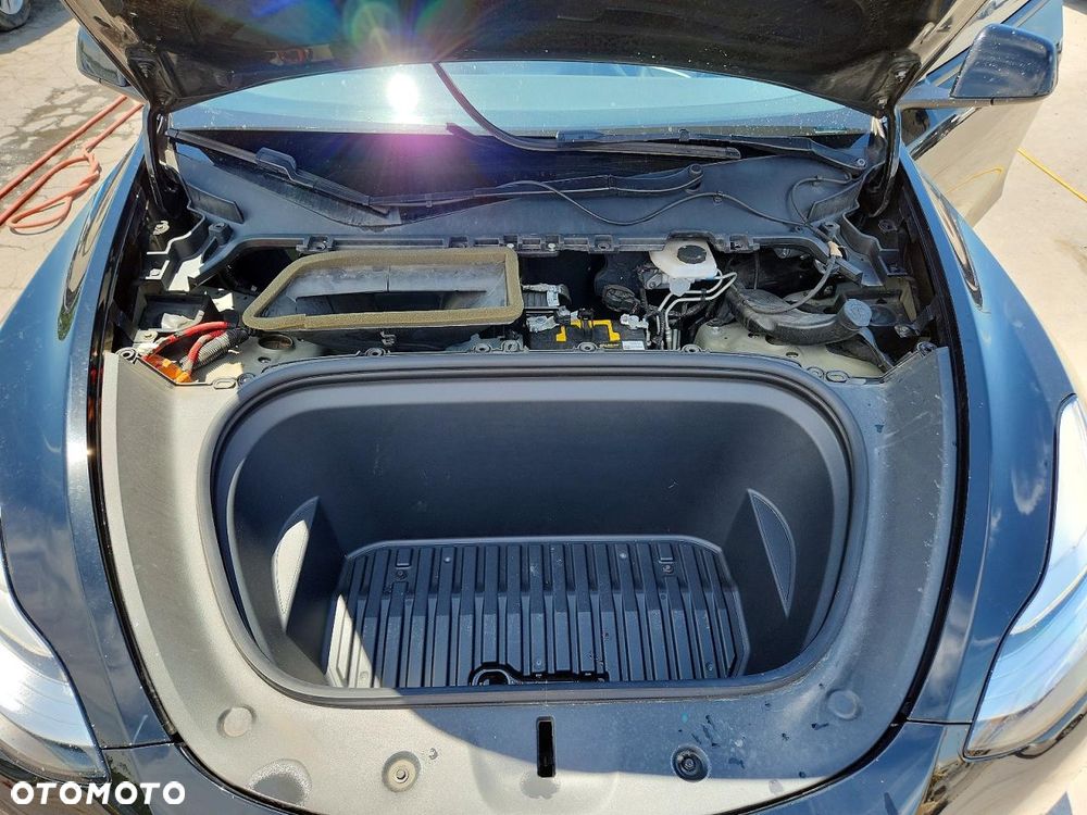Tesla Model Y - 10