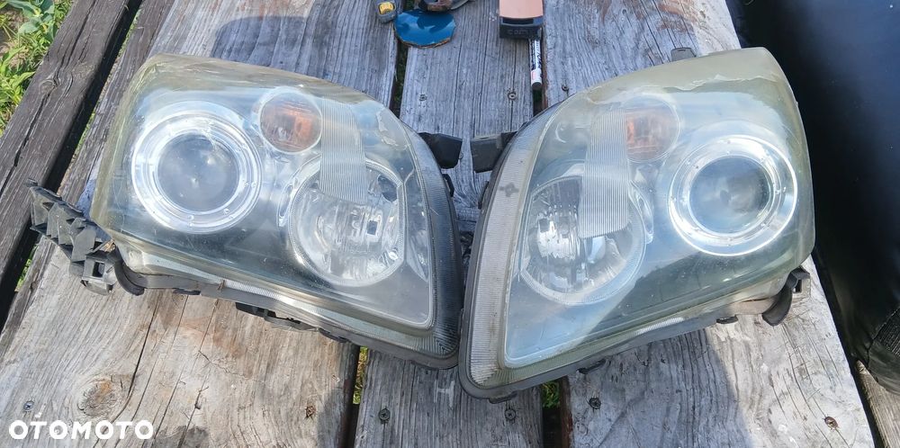 lampy przód toyota avensis T 25 T25