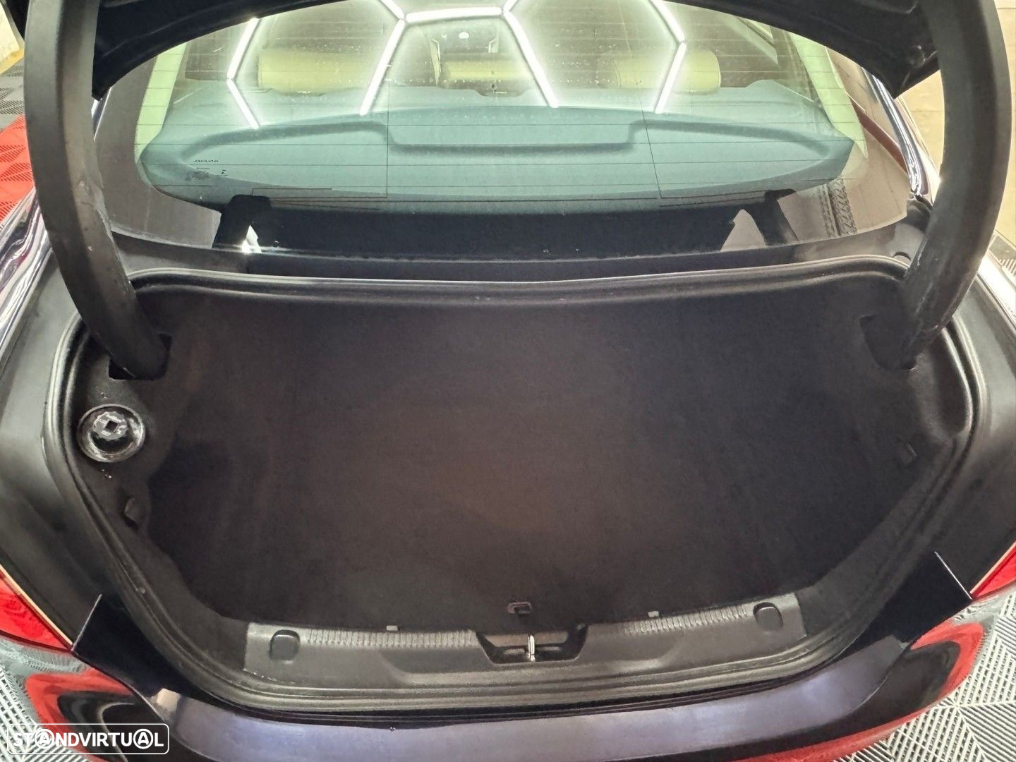 Jaguar XE 2.0 D Prestige - 9