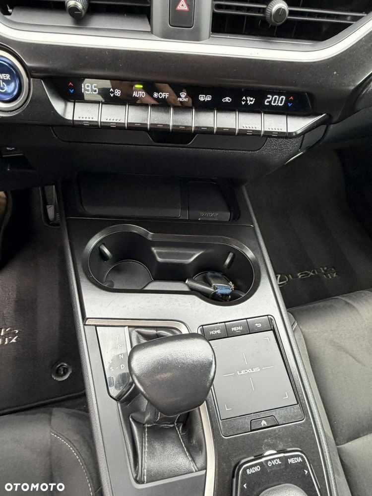 Lexus UX - 15